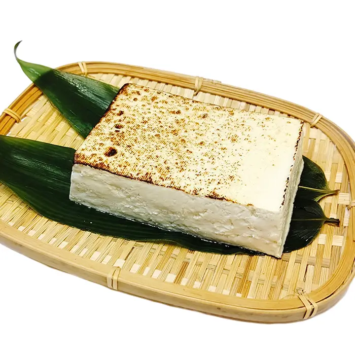 Tofu grillé sur le brûleur