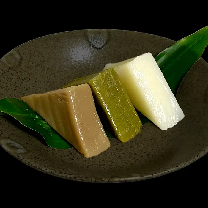 Vue plongeante d'une assiette de uiro